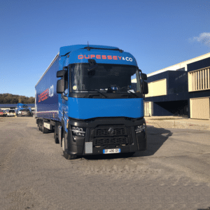 Un camion DUPESSEY&CO vu de face, à Rumilly , avec un beau ciel bleu