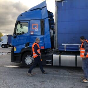 Notre formateur avec notre conducteur, devant un beau camion DUPESSEY&CO