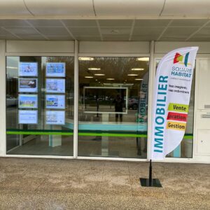 Devanture agence Crédit Agricole et Square Habitat Rumilly